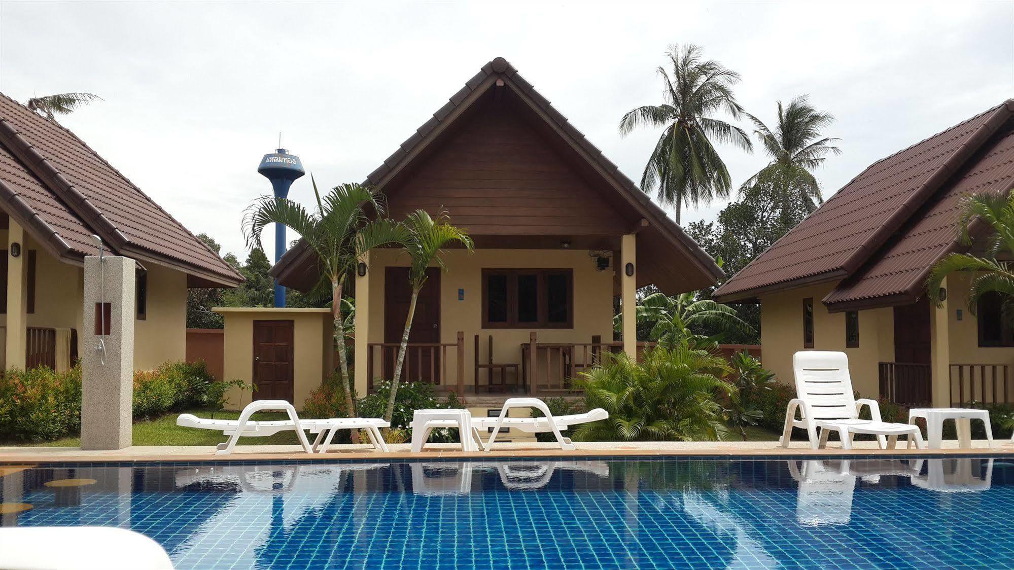 P.f Pool Resort