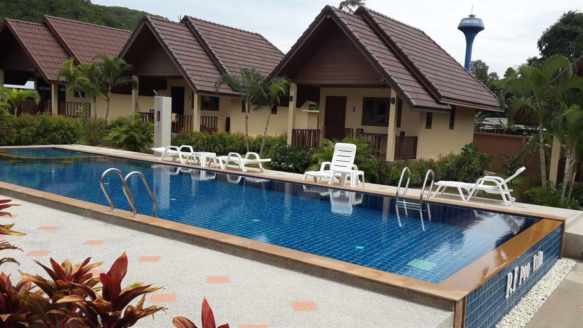 P.f Pool Resort